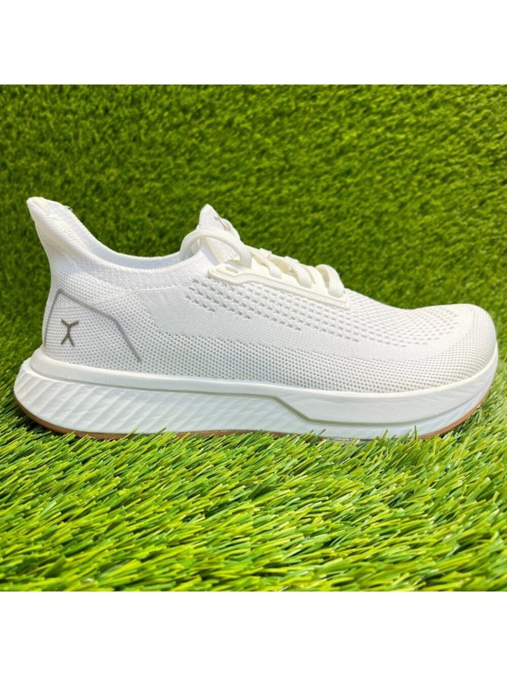 Flux Adapt Runner White Gum Womens Size 7.5 Running Athletic Walking Knit Shoes